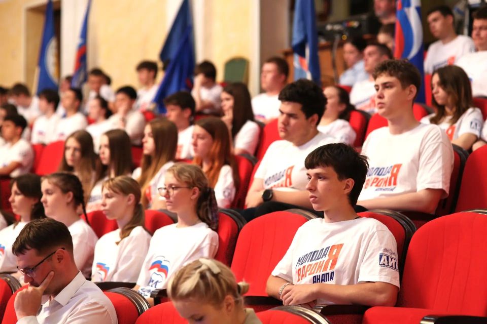 Председатель ЗСК провел рабочую встречу с активом Анапы Председатель ЗСК провел рабочую встречу с активом Анапы