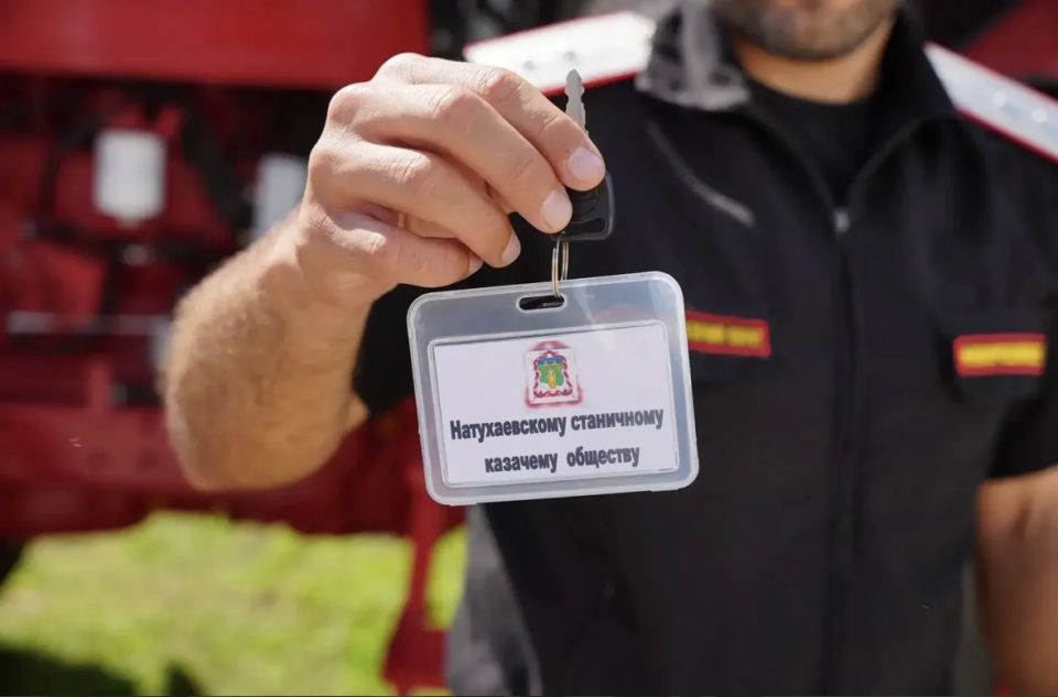 Казакам Натухаевского казачьего общества подарили новый трактор