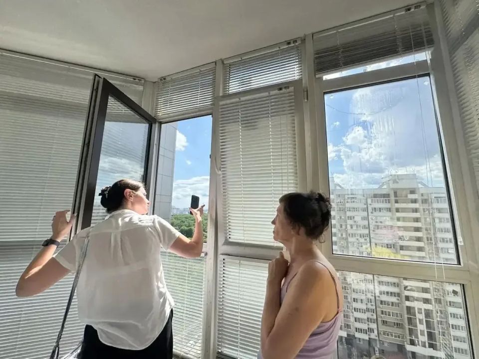 В многоэтажке Краснодара восстанавливают окна после атаки дронов В многоэтажке Краснодара восстанавливают окна после атаки дронов