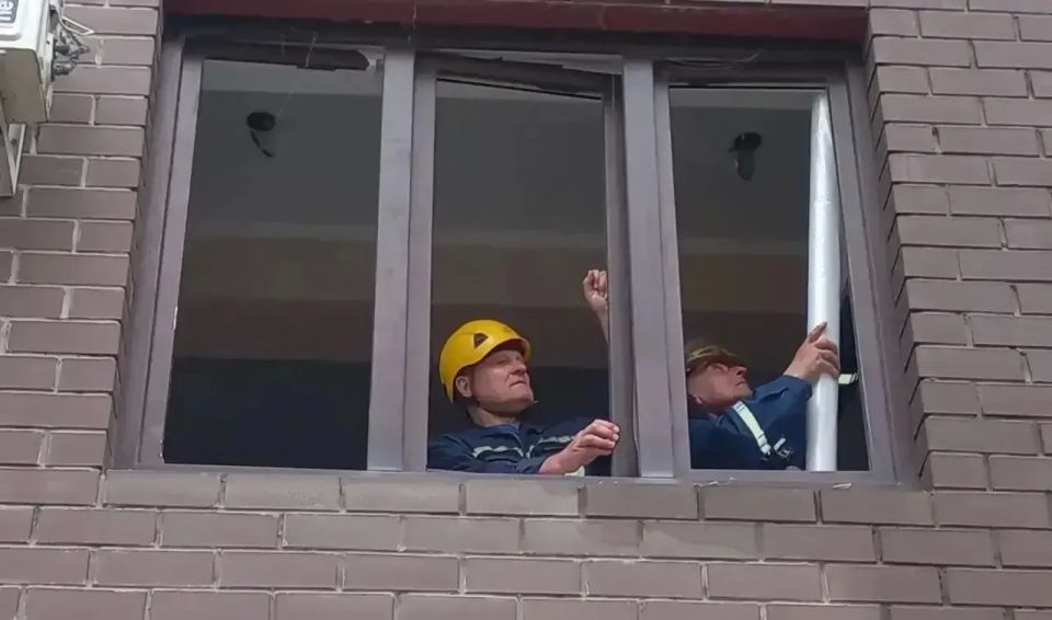 В многоэтажке Краснодара восстанавливают окна после атаки дронов