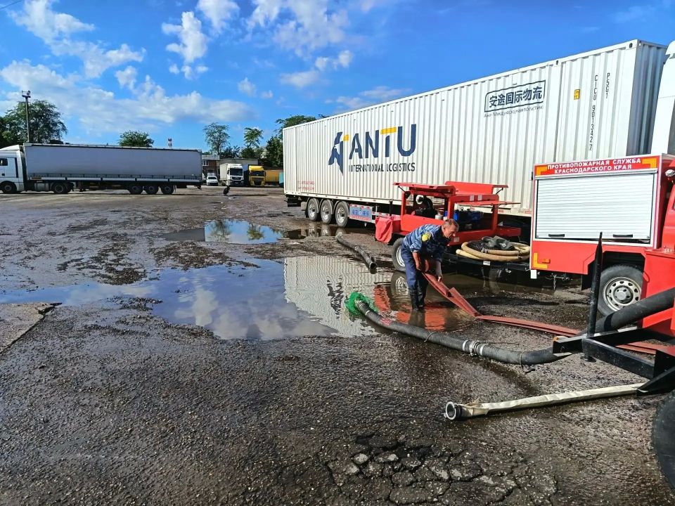 В Краснодаре завершены работы по откачке воды с подтопленных территорий на улице Тополиной В Краснодаре завершены работы по откачке воды с подтопленных территорий на улице Тополиной