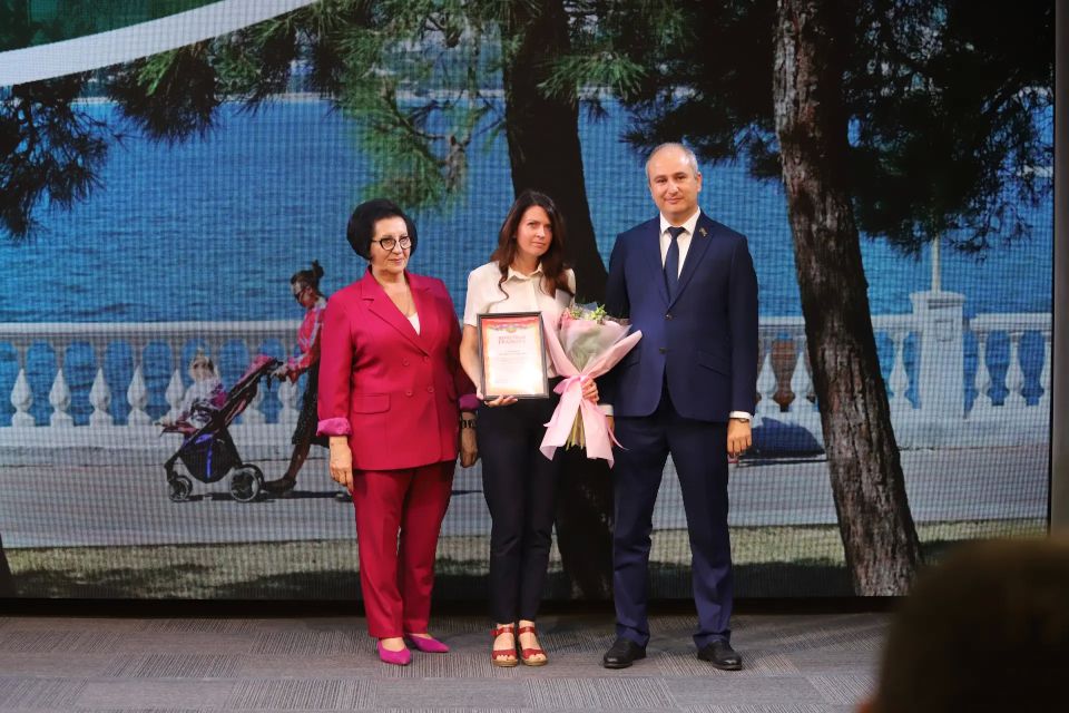 Их труд – в судьбах детей. В честь 55-летнего юбилея комиссии по делам несовершеннолетних на торжественном мероприятии отметили тех, кто ежедневно делает возможным самое главное – чтобы дети росли в безопасности, а семьи не... Их труд – в судьбах детей. В честь 55-летнего юбилея комиссии по делам несовершеннолетних на торжественном мероприятии отметили тех, кто ежедневно делает возможным самое главное – чтобы дети росли в безопасности, а семьи не...