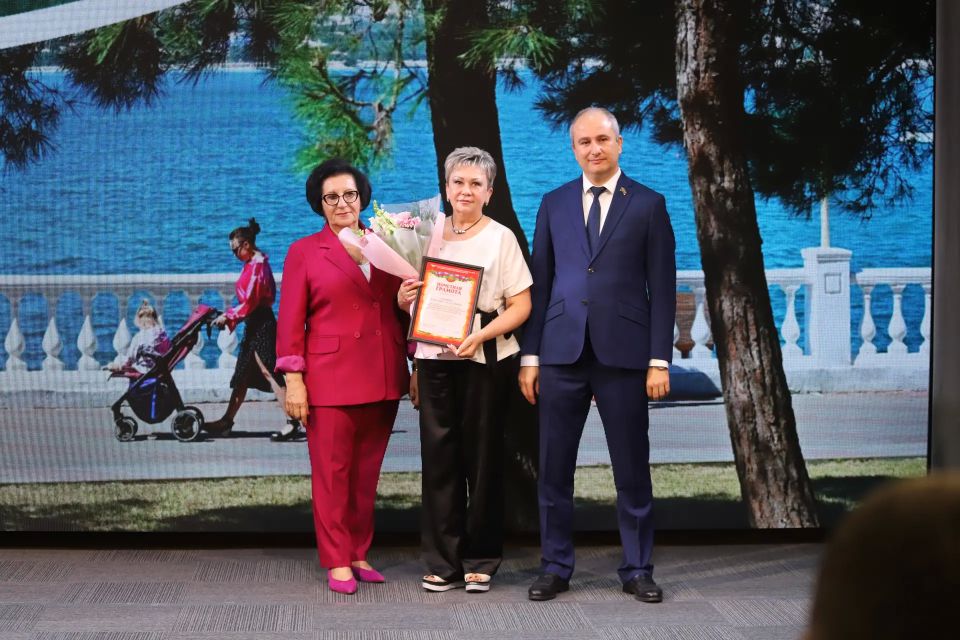 Их труд – в судьбах детей. В честь 55-летнего юбилея комиссии по делам несовершеннолетних на торжественном мероприятии отметили тех, кто ежедневно делает возможным самое главное – чтобы дети росли в безопасности, а семьи не... Их труд – в судьбах детей. В честь 55-летнего юбилея комиссии по делам несовершеннолетних на торжественном мероприятии отметили тех, кто ежедневно делает возможным самое главное – чтобы дети росли в безопасности, а семьи не...