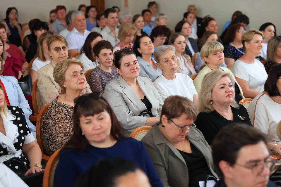 Евгений Наумов: Посвятить свою жизнь образованию и воспитанию детей – это колоссальный труд, это, действительно, призвание Евгений Наумов: Посвятить свою жизнь образованию и воспитанию детей – это колоссальный труд, это, действительно, призвание