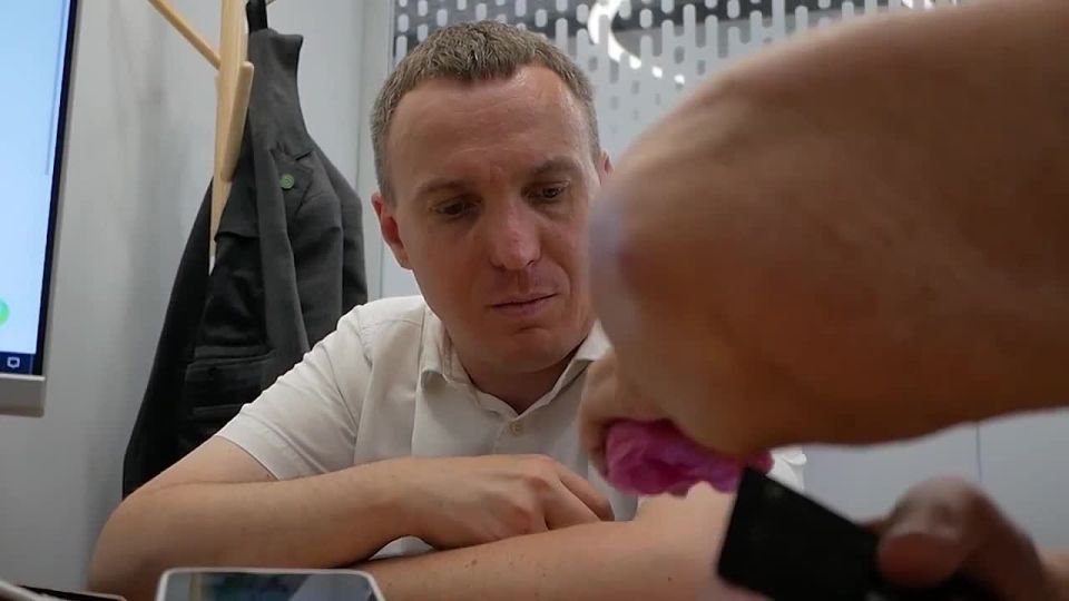 В Краснодаре полицейские и работники банка уберегли сбережения кубанца и его тети-пенсионерки от телефонных мошенников