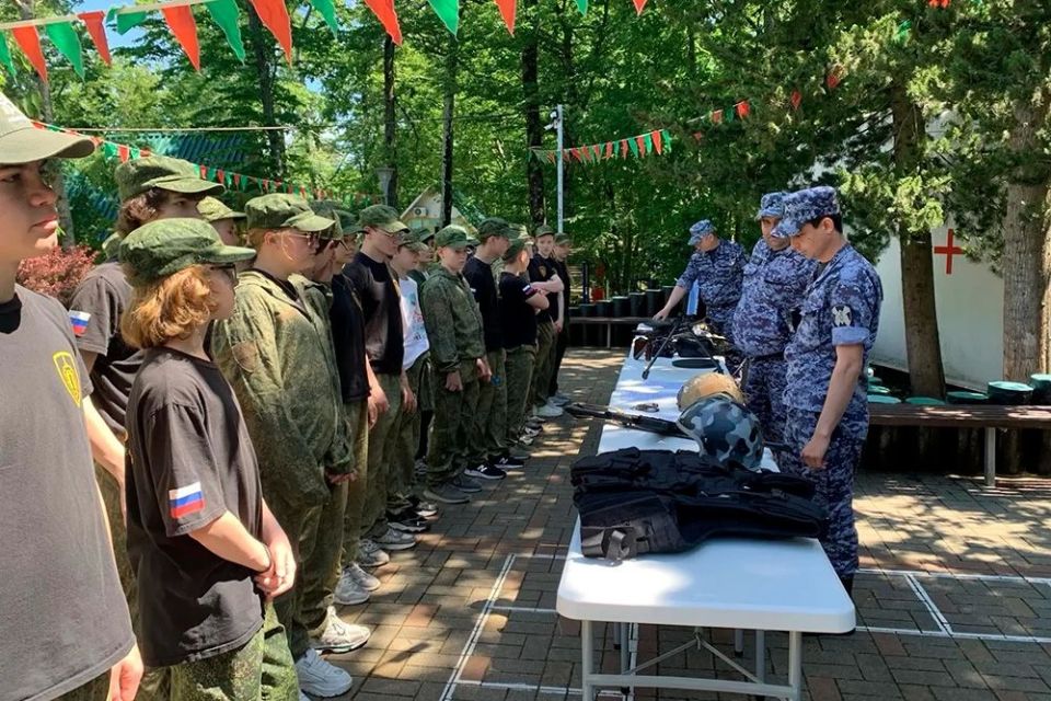 Росгвардейцы провели профориентационные встречи с юными правозащитниками в «Орлёнке» Росгвардейцы провели профориентационные встречи с юными правозащитниками в «Орлёнке»