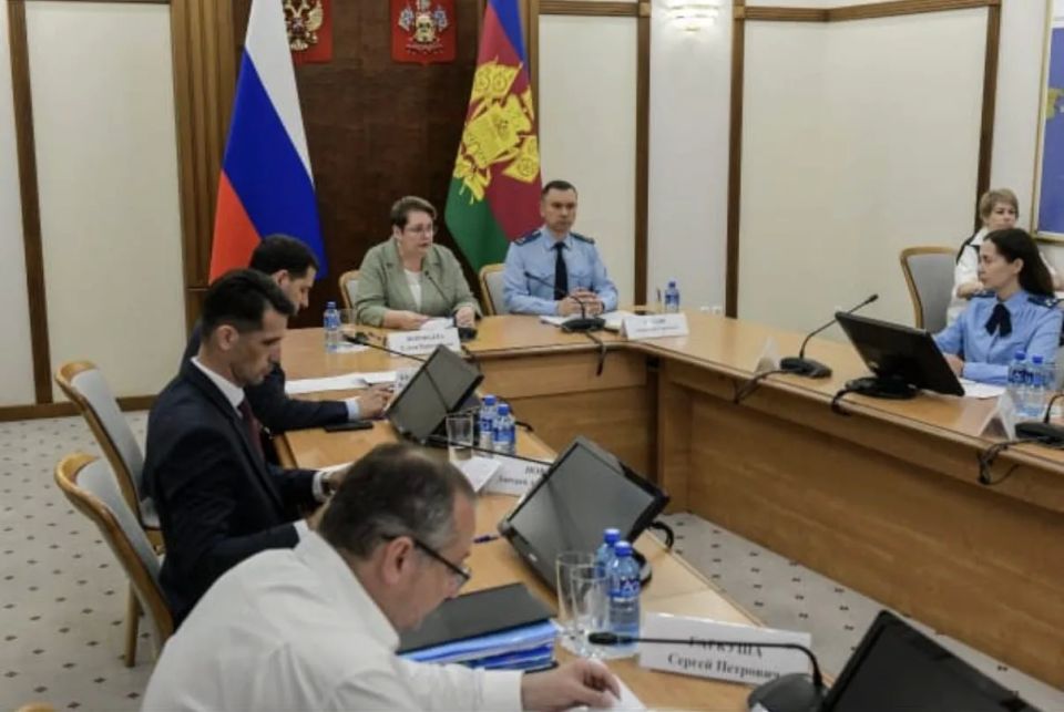 Исполняющий обязанности прокурора края Александр Трухин принял участие в работе межведомственной комиссии при Губернаторе края по координации оказания необходимой социальной поддержки и помощи участникам специальной военной... Исполняющий обязанности прокурора края Александр Трухин принял участие в работе межведомственной комиссии при Губернаторе края по координации оказания необходимой социальной поддержки и помощи участникам специальной военной...