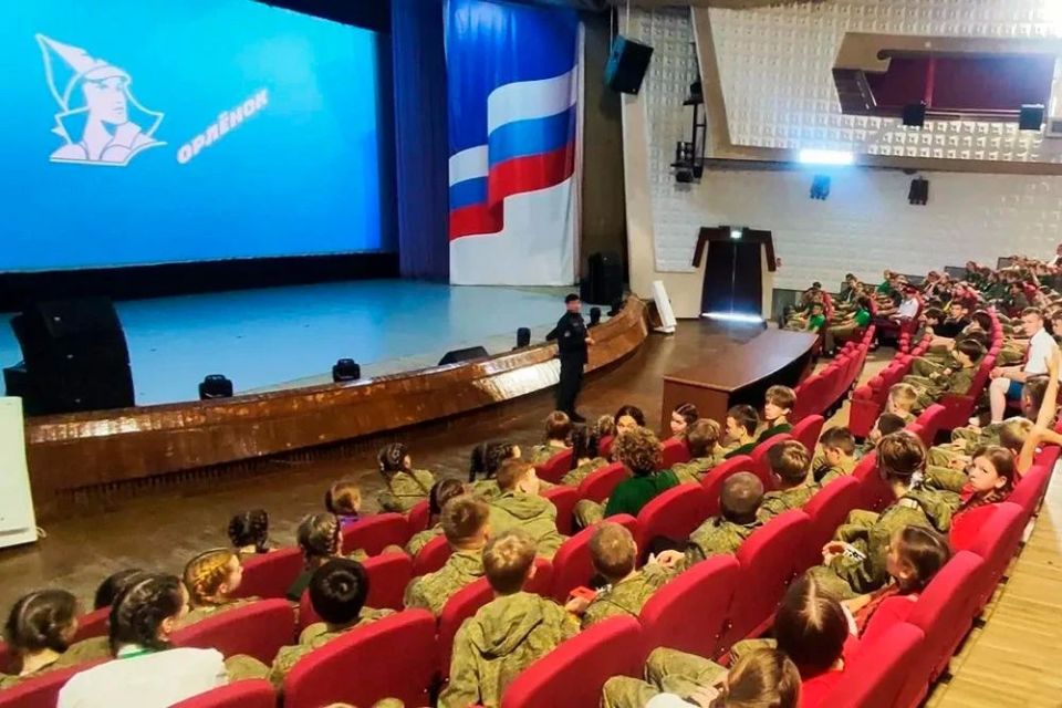 Росгвардейцы провели профориентационные встречи с юными правозащитниками в «Орлёнке» Росгвардейцы провели профориентационные встречи с юными правозащитниками в «Орлёнке»