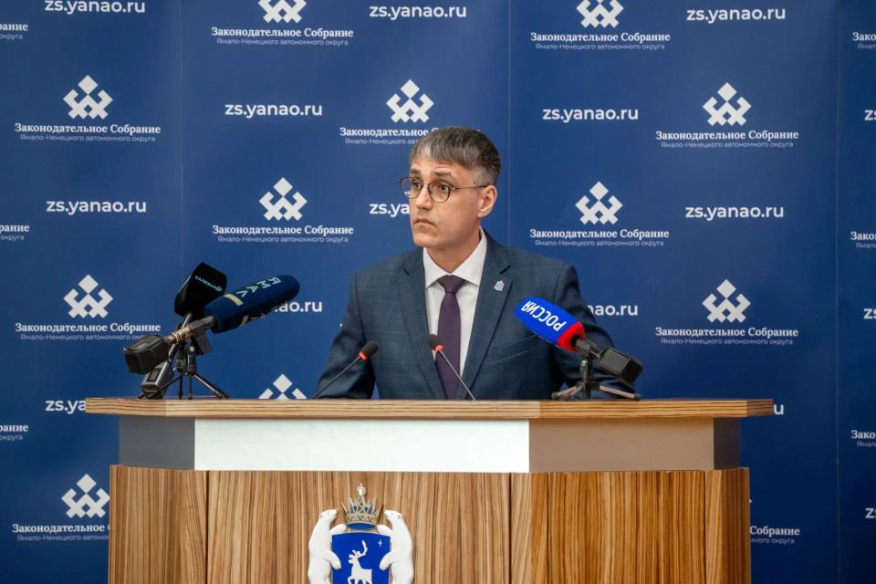 Депутаты заксобрания ЯНАО отправили в отставку детского омбудсмена на Ямале Данило Трубицына в связи с поступавшим от него заявлением об уходе по собственному желанию