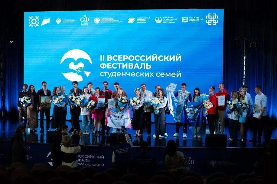 В МГУ имени М.В. Ломоносова наградили победителей II Всероссийского конкурса «Студенческие семьи России» В МГУ имени М.В. Ломоносова наградили победителей II Всероссийского конкурса «Студенческие семьи России»