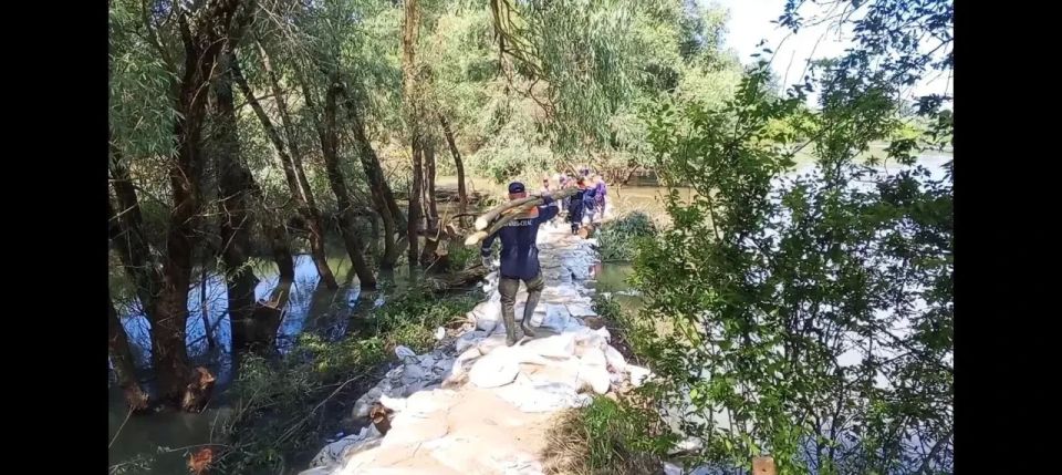 В Крымском районе продолжаются круглосуточные работы по ликвидации прорана в дамбе реки Кубань в районе хутора Западного В Крымском районе продолжаются круглосуточные работы по ликвидации прорана в дамбе реки Кубань в районе хутора Западного