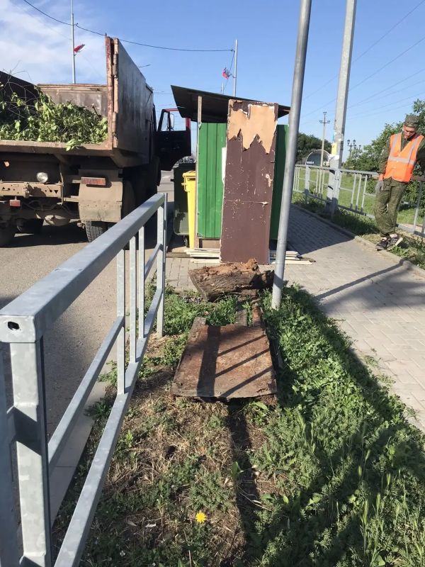 Работы по наведению санитарного порядка в Ейске рабочими ООО «Экотранс» продолжаются Работы по наведению санитарного порядка в Ейске рабочими ООО «Экотранс» продолжаются