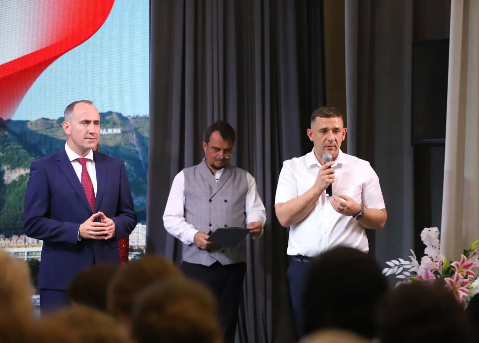 Алексей Богодистов: Накануне Дня медицинского работника чествовали тех, кто каждый день стоит на страже здоровья геленджичан Алексей Богодистов: Накануне Дня медицинского работника чествовали тех, кто каждый день стоит на страже здоровья геленджичан