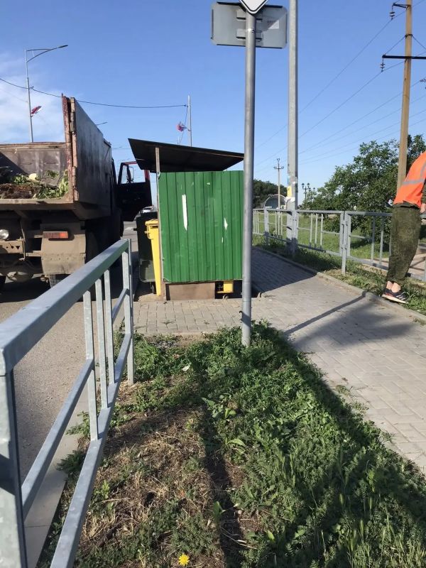 Работы по наведению санитарного порядка в Ейске рабочими ООО «Экотранс» продолжаются Работы по наведению санитарного порядка в Ейске рабочими ООО «Экотранс» продолжаются
