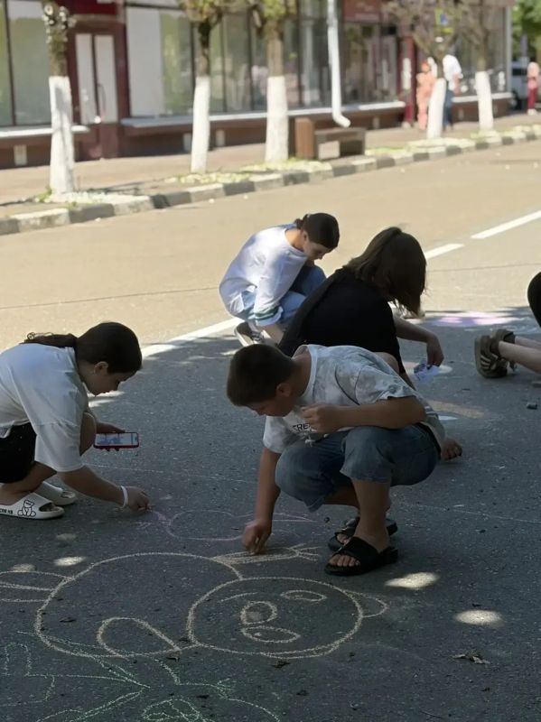 В АРМАВИРЕ ПРОВЕЛИ ГОРОДСКОЙ КОНКУРС РИСУНКОВ НА АСФАЛЬТЕ В АРМАВИРЕ ПРОВЕЛИ ГОРОДСКОЙ КОНКУРС РИСУНКОВ НА АСФАЛЬТЕ