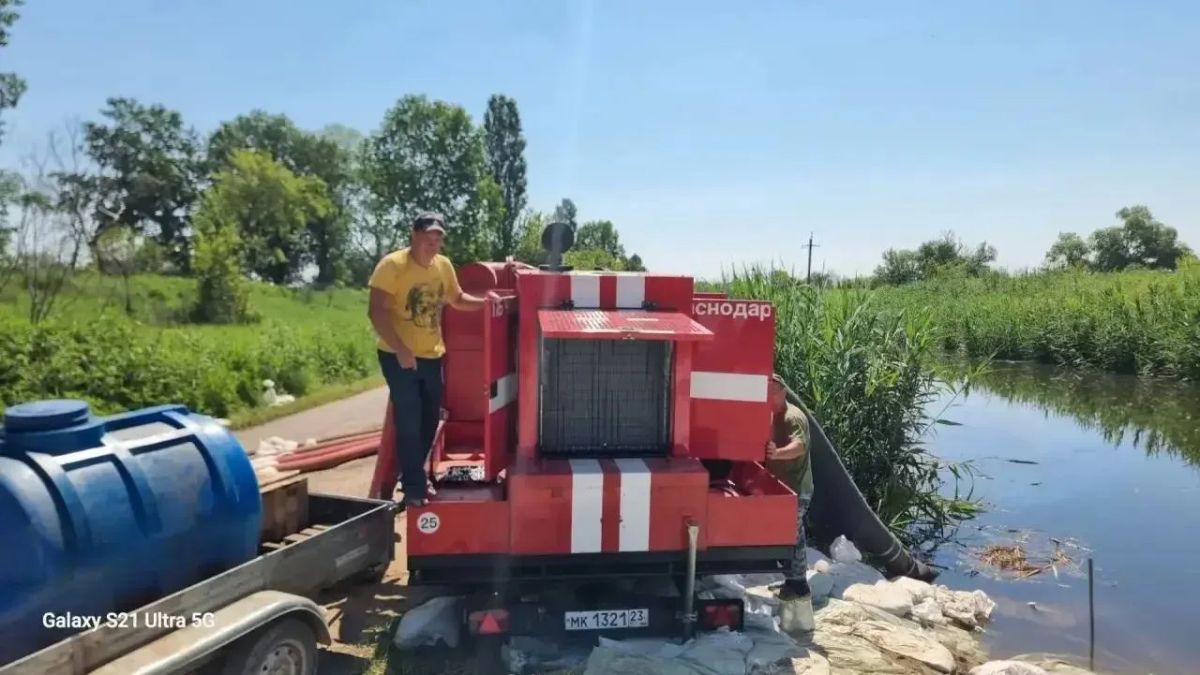Воду продолжают откачивать в районе хутора Урма в Крымском районе Воду продолжают откачивать в районе хутора Урма в Крымском районе