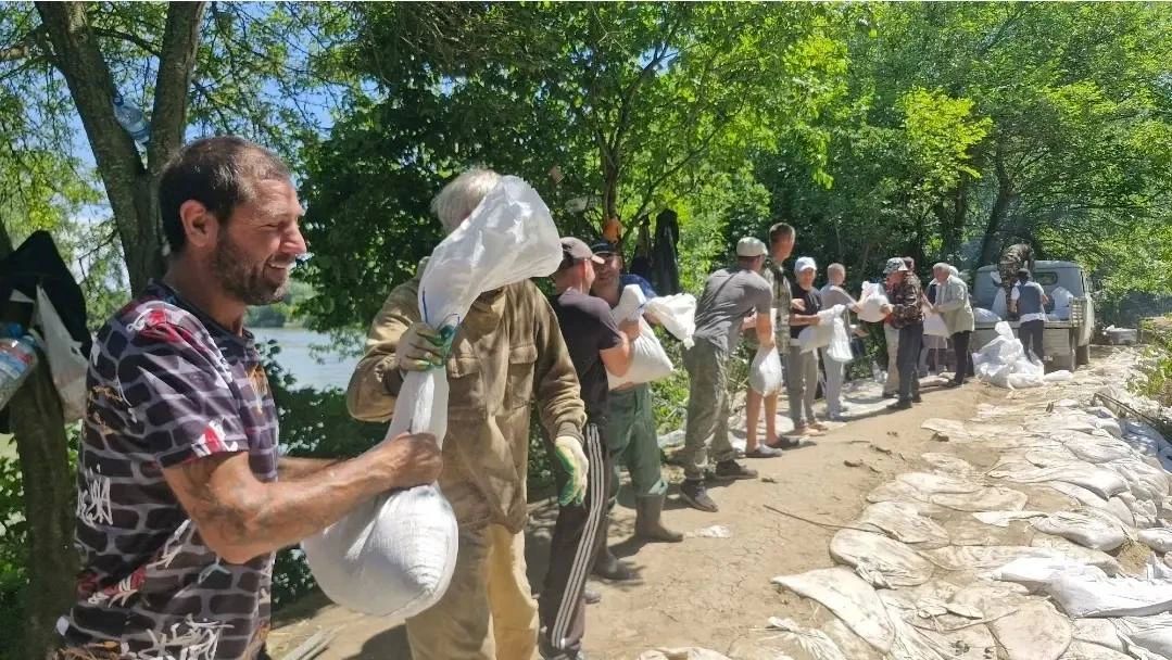 Воду продолжают откачивать в районе хутора Урма в Крымском районе Воду продолжают откачивать в районе хутора Урма в Крымском районе