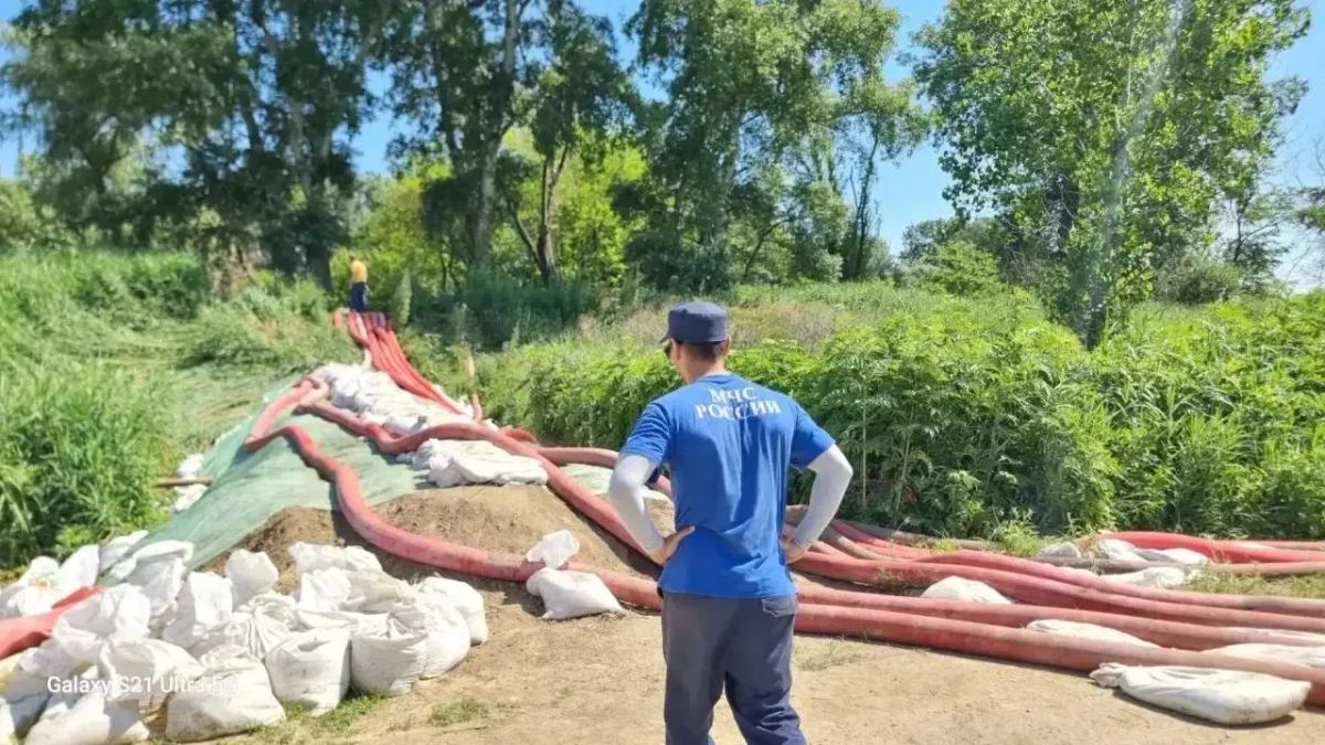 Воду продолжают откачивать в районе хутора Урма в Крымском районе Воду продолжают откачивать в районе хутора Урма в Крымском районе