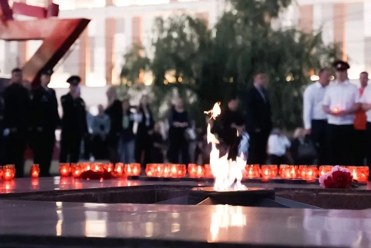 Начальник УТ МВД России по ЮФО возложил лампаду к Вечному огню в Краснодаре Начальник УТ МВД России по ЮФО возложил лампаду к Вечному огню в Краснодаре