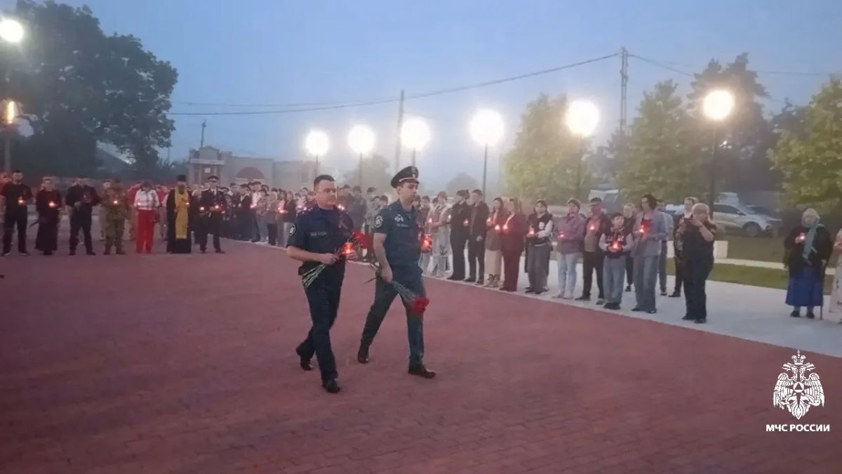 В память о подвиге: сотрудники пожарно-спасательных подразделений возложили цветы по всему краю В память о подвиге: сотрудники пожарно-спасательных подразделений возложили цветы по всему краю