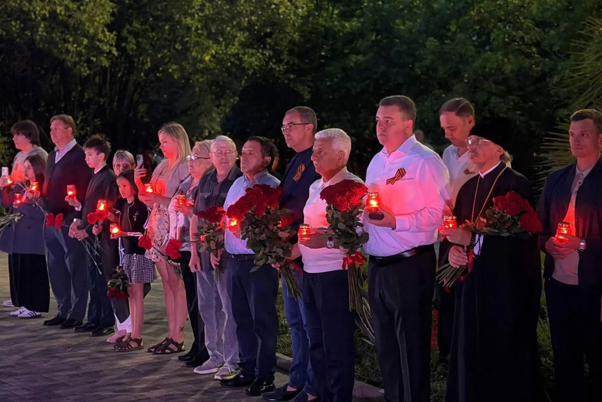 Глава Сочи Андрей Прошунин в День памяти и скорби принял участие в возложении цветов к Вечному огню Глава Сочи Андрей Прошунин в День памяти и скорби принял участие в возложении цветов к Вечному огню