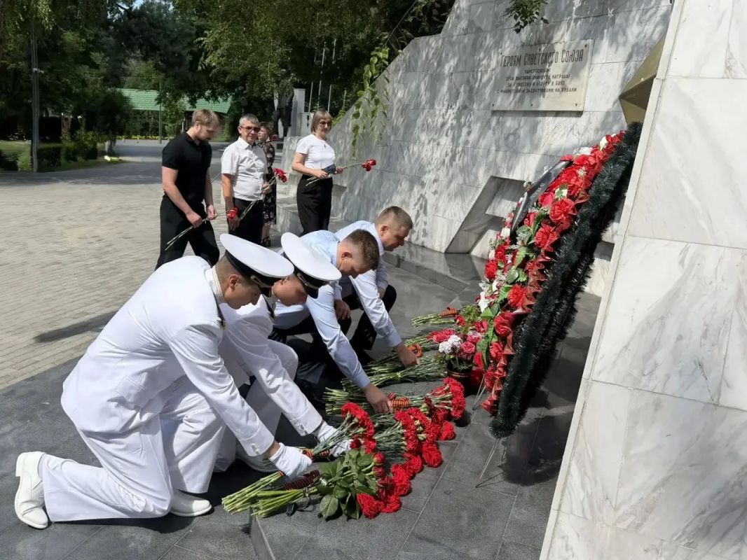 К мемориалам Краснодара возложили цветы в память о героях Великой Отечественной войны