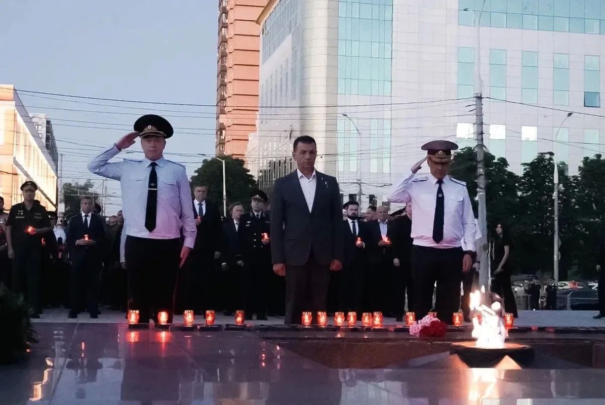 Начальник УТ МВД России по ЮФО возложил лампаду к Вечному огню в Краснодаре Начальник УТ МВД России по ЮФО возложил лампаду к Вечному огню в Краснодаре