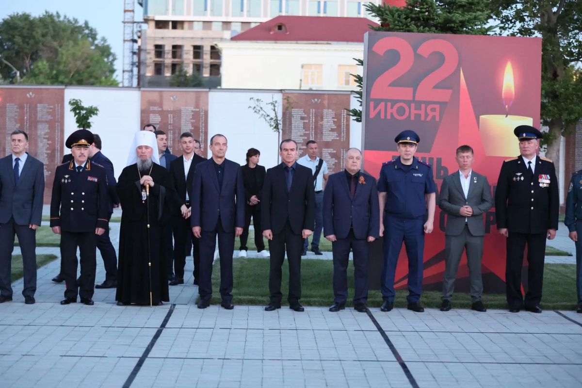 Вениамин Кондратьев почтил память погибших в Великой Отечественной войне Вениамин Кондратьев почтил память погибших в Великой Отечественной войне