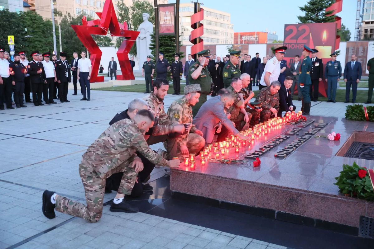 Вениамин Кондратьев почтил память погибших в Великой Отечественной войне Вениамин Кондратьев почтил память погибших в Великой Отечественной войне