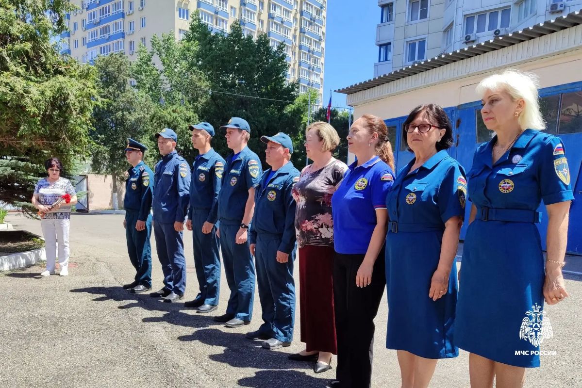 В память о подвиге: сотрудники пожарно-спасательных подразделений возложили цветы по всему краю В память о подвиге: сотрудники пожарно-спасательных подразделений возложили цветы по всему краю