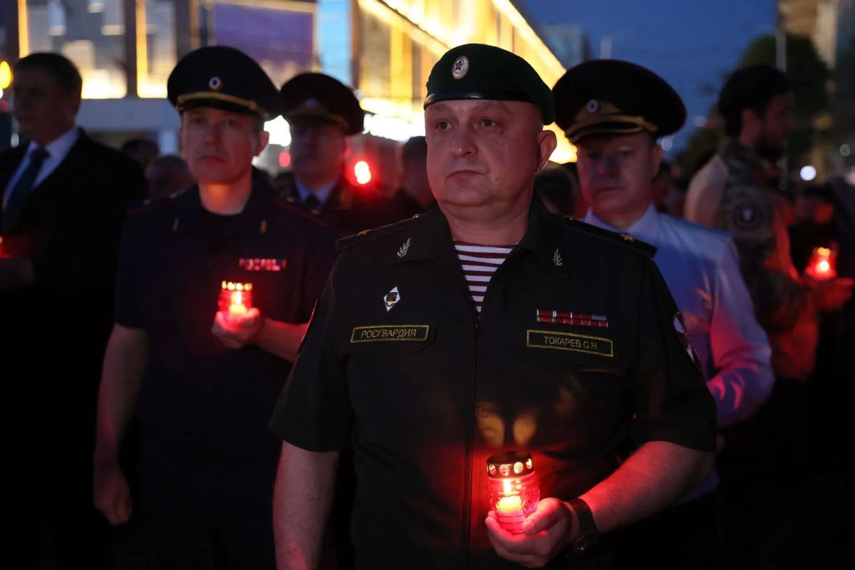 Начальник УТ МВД России по ЮФО возложил лампаду к Вечному огню в Краснодаре Начальник УТ МВД России по ЮФО возложил лампаду к Вечному огню в Краснодаре