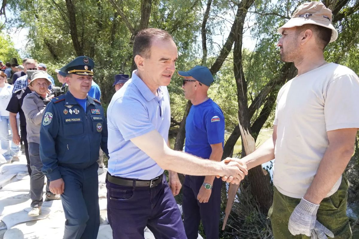 Вениамин Кондратьев проверил состояние гидротехнических сооружений в Крымском районе Вениамин Кондратьев проверил состояние гидротехнических сооружений в Крымском районе