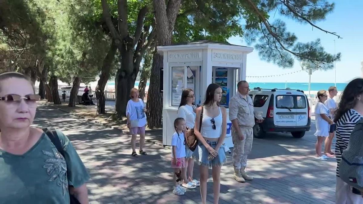 Геленджик замер на минуту в память о павших Ровно в 12:15 Центральная площадь Геленджика погрузилась в тишину. Жители и гости курорта замерли под бой метронома. Город на минуту замолчал, чтобы вспомнить тех, кто не вернулся...
