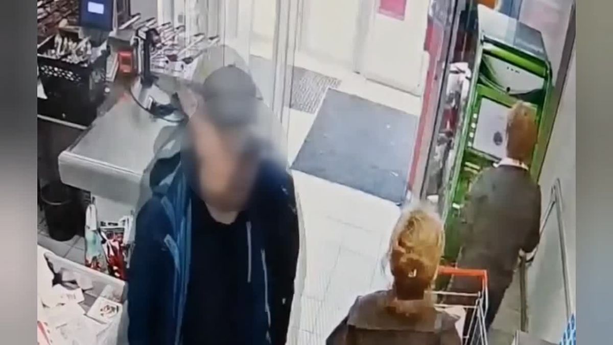 В Сочи задержан мужчина вставлявший в банкоматы денежные купюры с порочащими российскую армию надписями