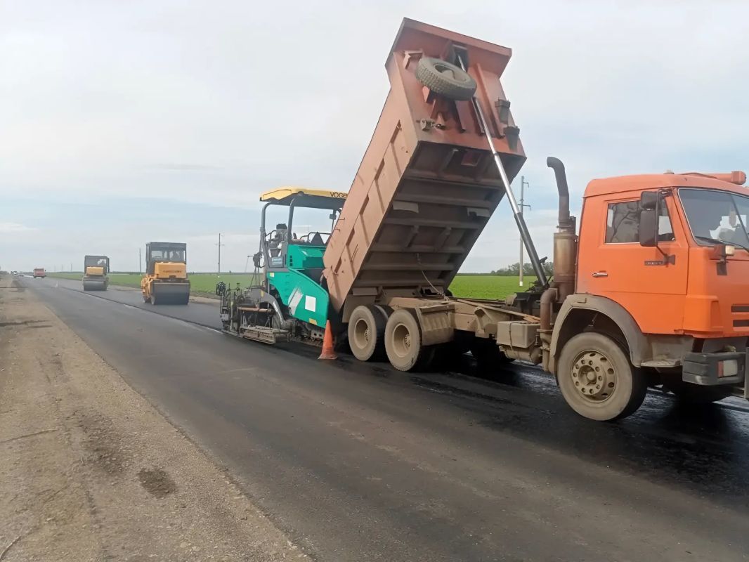 Участок дороги рядом с поселком Первомайским в Ейском районе ремонтируют по нацпроекту с опережением графика Участок дороги рядом с поселком Первомайским в Ейском районе ремонтируют по нацпроекту с опережением графика