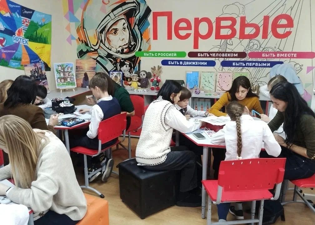 В новороссийской Гимназии №1 появился клуб международной дипломатии благодаря трем победам в конкурсе Первичных отделений Движения Первых В новороссийской Гимназии №1 появился клуб международной дипломатии благодаря трем победам в конкурсе Первичных отделений Движения Первых