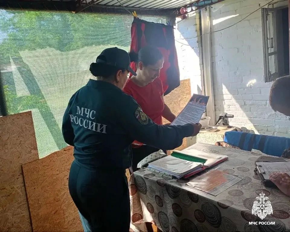 Сотрудники МЧС России потушили пожар в Апшеронске Сотрудники МЧС России потушили пожар в Апшеронске