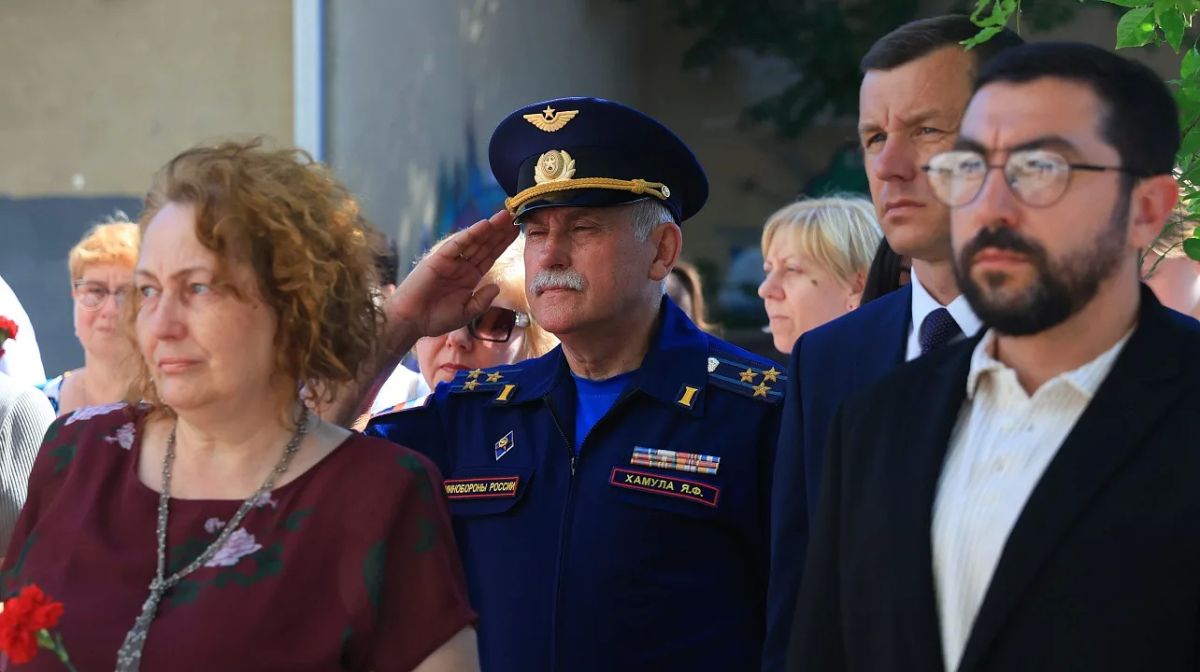 Мемориальную доску в память об участнике СВО Романе Буркицове открыли в Краснодаре Мемориальную доску в память об участнике СВО Романе Буркицове открыли в Краснодаре
