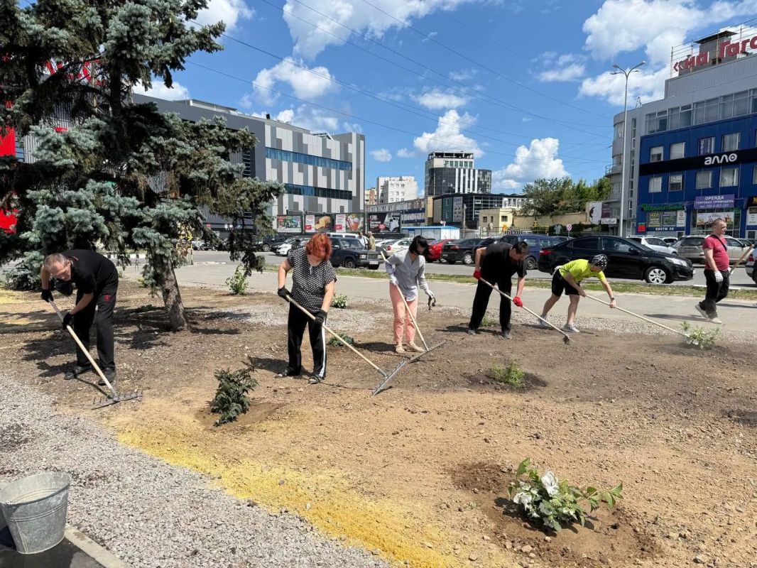 Озеленение по-харьковски. В городе облагораживают территории возле метрополитенов Озеленение по-харьковски. В городе облагораживают территории возле метрополитенов