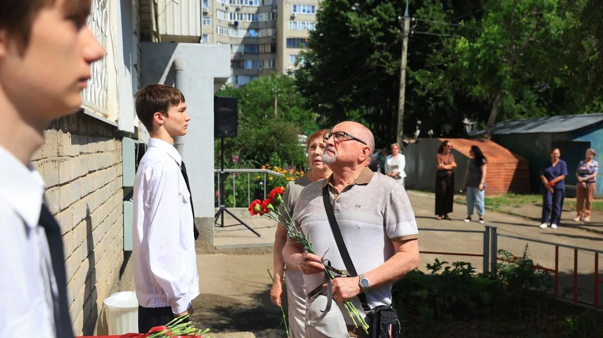 Мемориальную доску в память об участнике СВО Романе Буркицове открыли в Краснодаре Мемориальную доску в память об участнике СВО Романе Буркицове открыли в Краснодаре