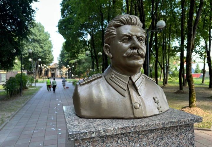 В литовском городе Биржай торжественное открытие монумента местному автору пьес Борисасу Даугуветису обернулось неожиданным политическим разносом