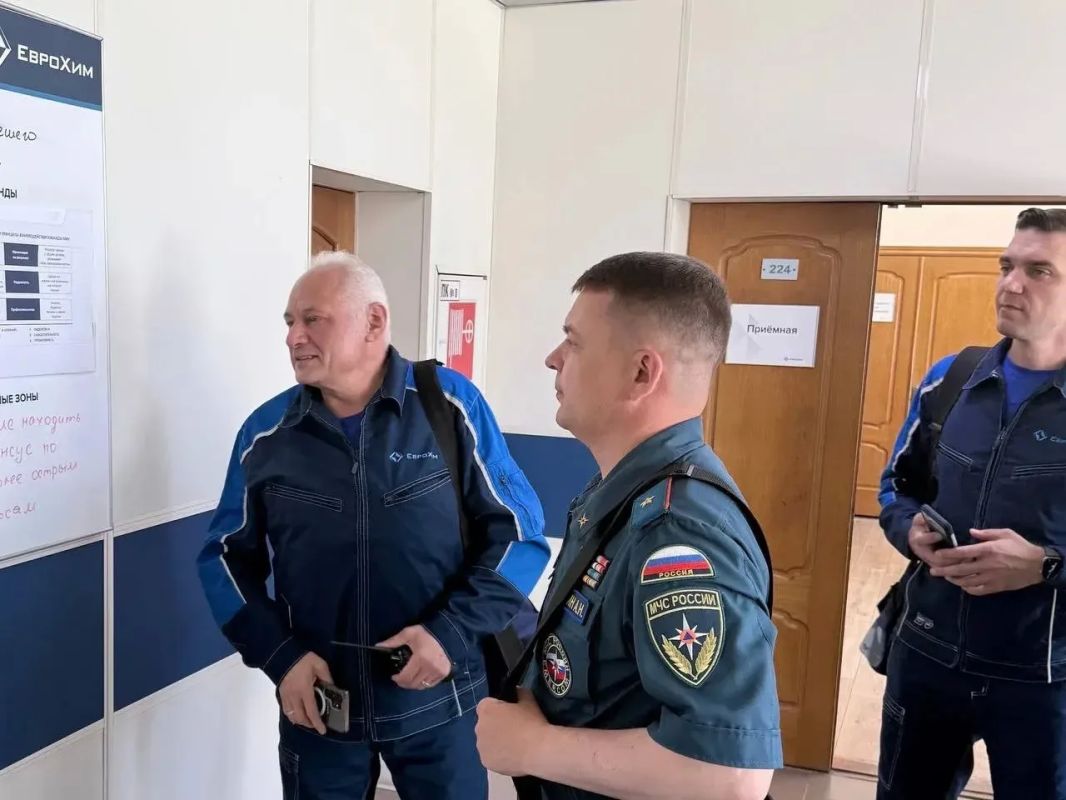 Начальник Главного управления МЧС России по Краснодарскому краю оценил готовность аварийно-спасательных подразделений на ООО «ЕвроХим-БМУ» Начальник Главного управления МЧС России по Краснодарскому краю оценил готовность аварийно-спасательных подразделений на ООО «ЕвроХим-БМУ»