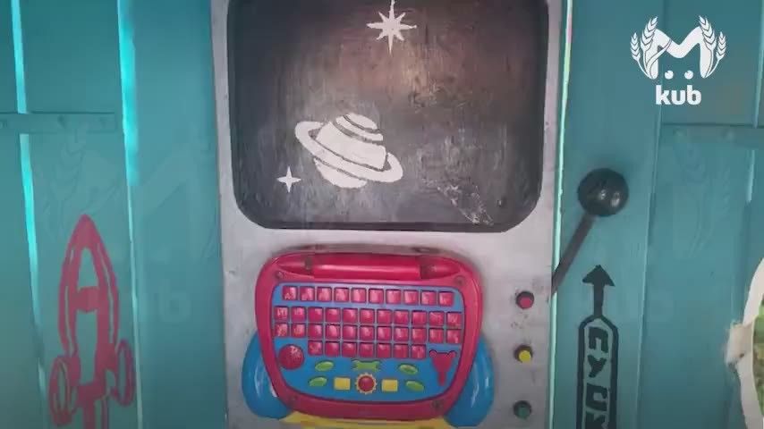 Творческая семья сделала интерактивную игровую и зону отдыха для пенсионеров в обычном дворе в Сочи