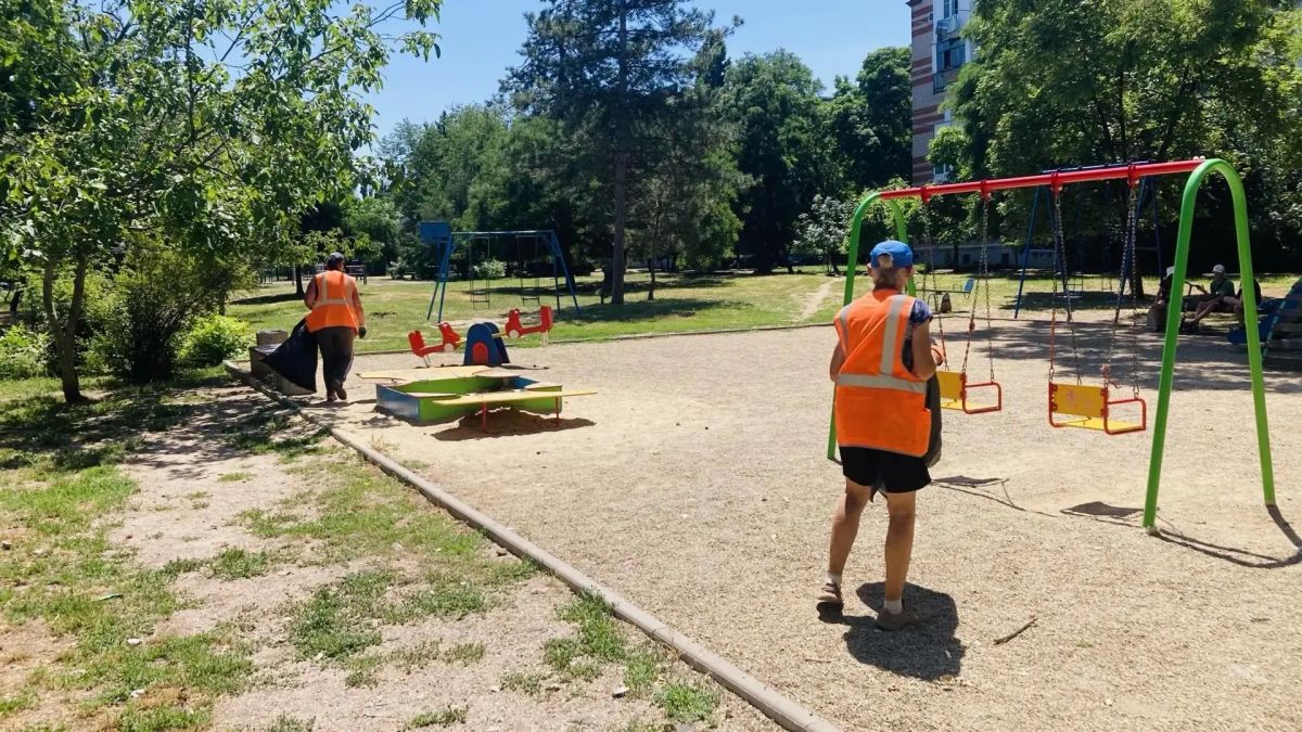 Хватит мусорить! Чистота в городе – в наших руках! Хватит мусорить! Чистота в городе – в наших руках!