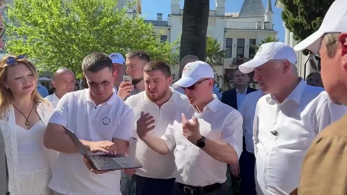 Президент Абхазии Бадра Гунба и первый заместитель руководителя администрации президента России Сергей Кириенко осмотрели реконструированную набережную Диоскуров в Сухуме и проверили ход дорожных работ в Очамчыре