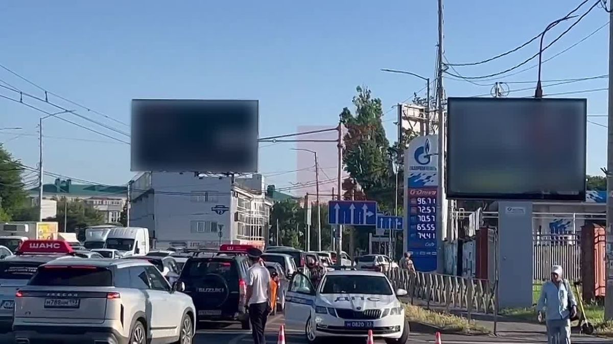 Инспекторы не первый день дежурили на заправке в Краснодаре.