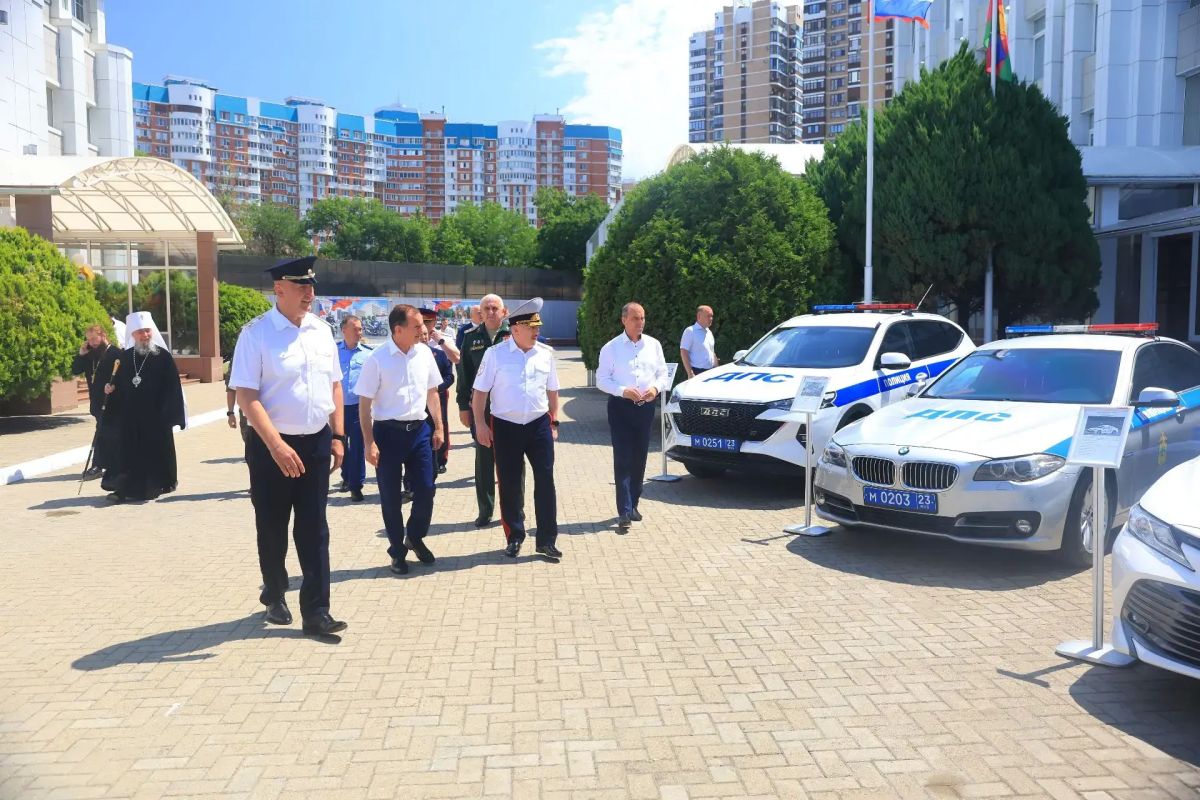 Вениамин Кондратьев наградил лучших сотрудников Госавтоинспекции региона Вениамин Кондратьев наградил лучших сотрудников Госавтоинспекции региона