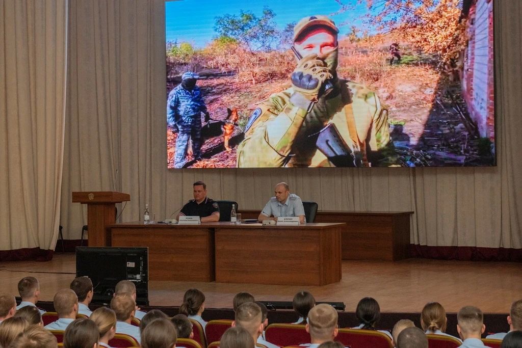 Начальник пресс-службы краевого главка МВД Александр Рунов представил курсантам авторский фильм о службе полиции в зоне СВО Начальник пресс-службы краевого главка МВД Александр Рунов представил курсантам авторский фильм о службе полиции в зоне СВО