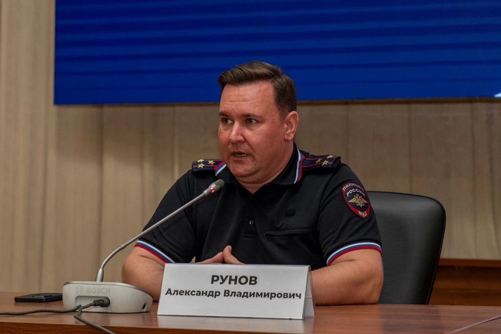Начальник пресс-службы краевого главка МВД Александр Рунов представил курсантам авторский фильм о службе полиции в зоне СВО