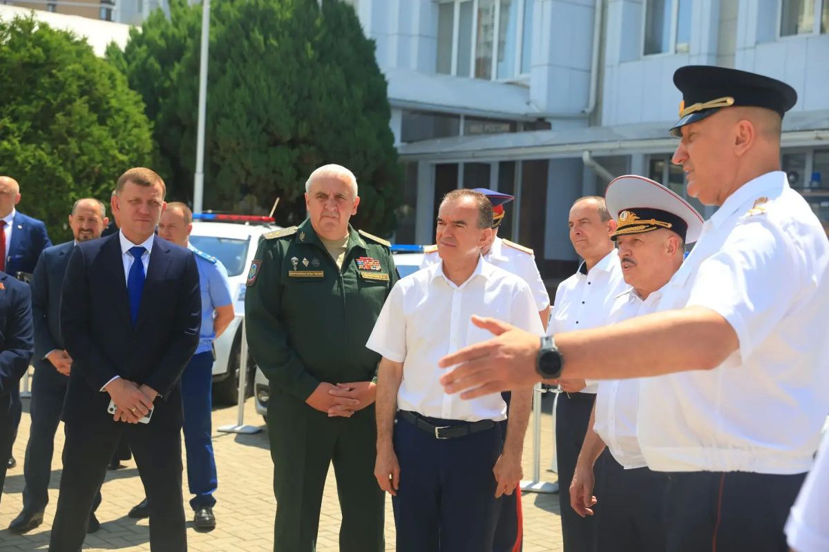 Вениамин Кондратьев наградил лучших сотрудников Госавтоинспекции региона Вениамин Кондратьев наградил лучших сотрудников Госавтоинспекции региона